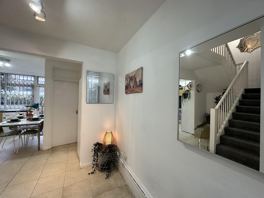 Gorgeous 4 Bedrooms, 5-baths House Central London