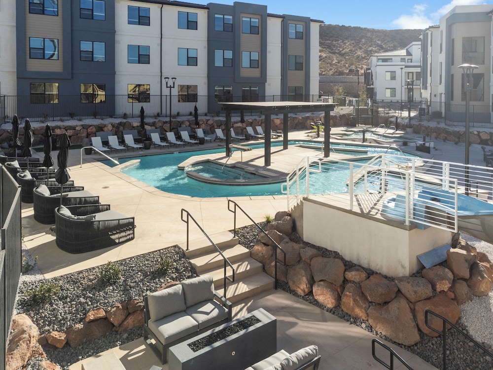 Brand New! Desert Cliff Sleeps 20 Guests!