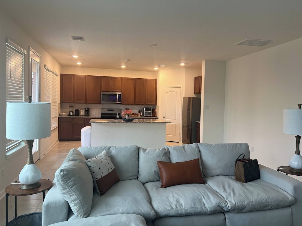 Summerhouse Villa 4br 2 and Half ba Home