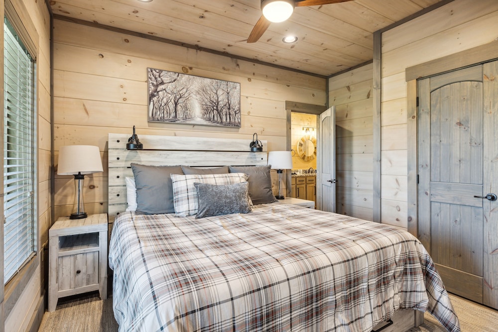 Peaceful Pastures 4 Bedroom Cabin by RedAwning view 3
