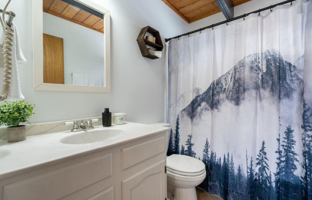 The Matterhorn No Service Fees Hottub Fire Pit