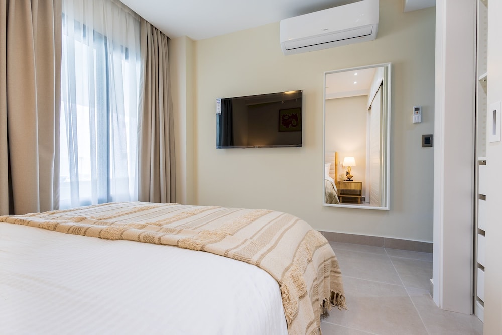 Chic 2BR Stay w Terrace Picuzzi 5 Min to Beach