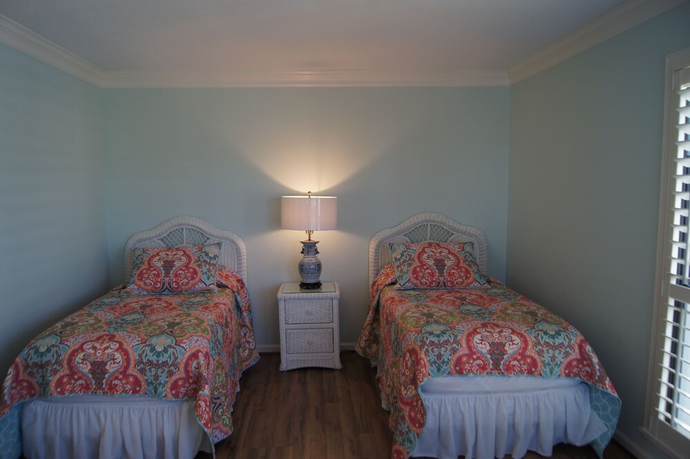 Tilghman Lakes H1 3 Bedroom Condo by RedAwning