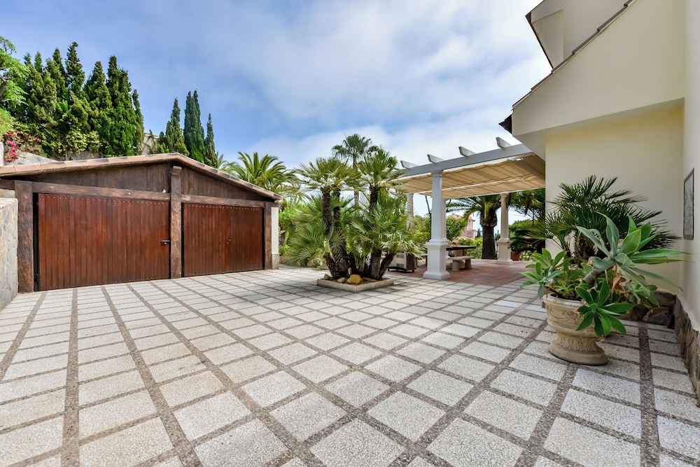 4bed Villa Sleeps 8- Pool, Garden, Bbq, Near Beach