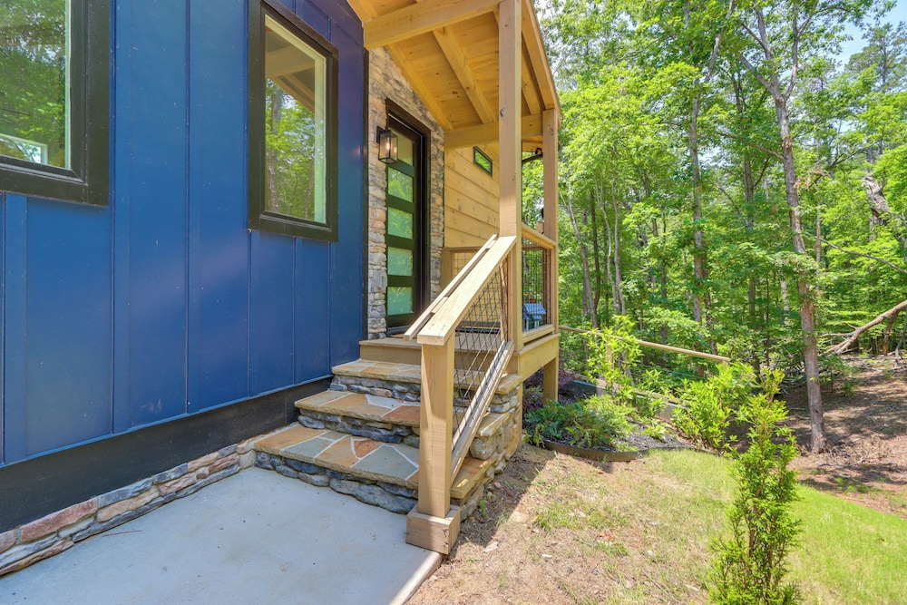 10 Mi to Dtwn: Home w/ Spacious Patio in Ellijay!