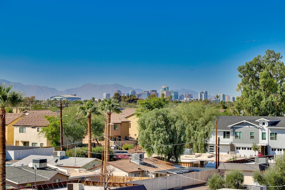 Rooftop Patio, Skyline Views: Phoenix Townhome!