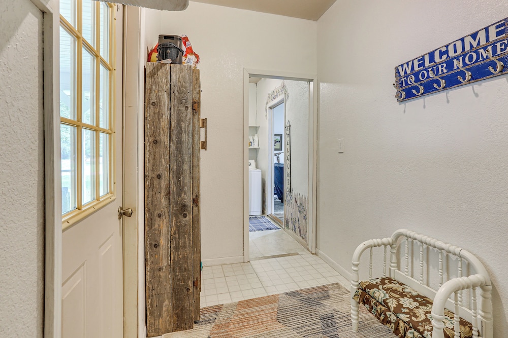 Relax By the Lake: Quiet East Texas Retreat