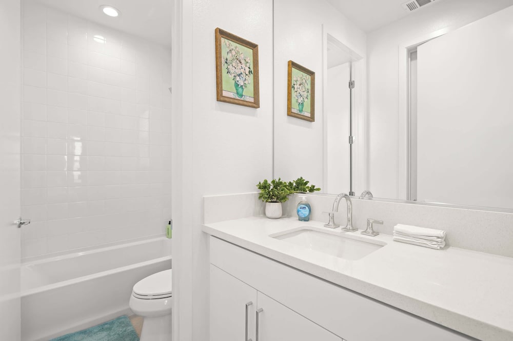 Stylish 3BR Oasis in Palm Desert Near El Paseo Zoo