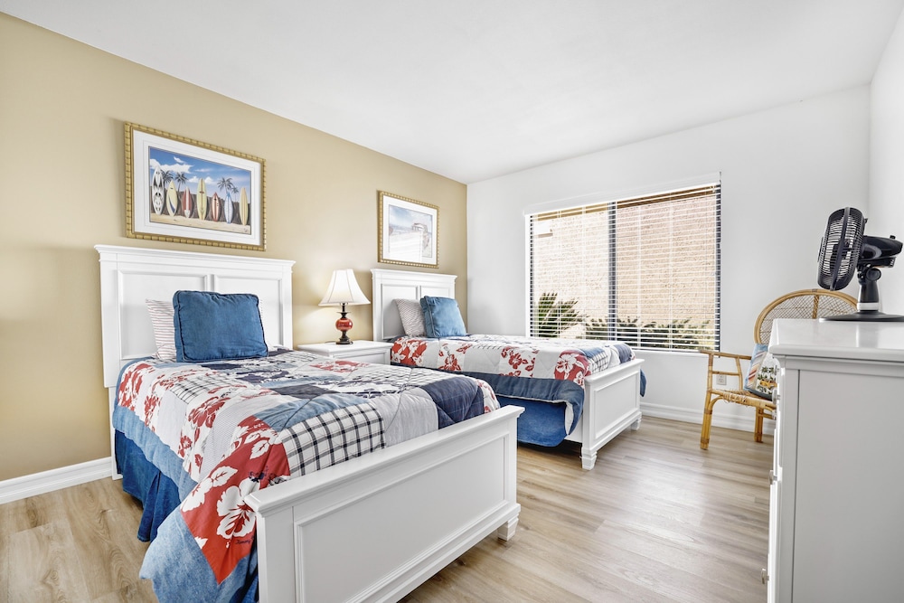 Spacious Single-story Condo With Golf Course Views