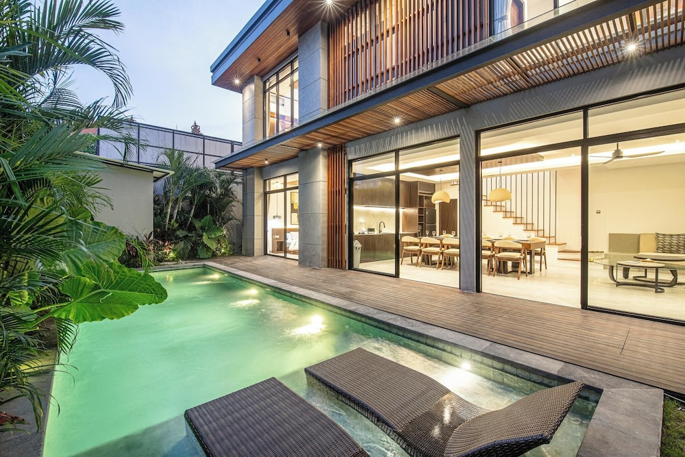 Tropical Elegance 5BR Canggu Villa Near Beach