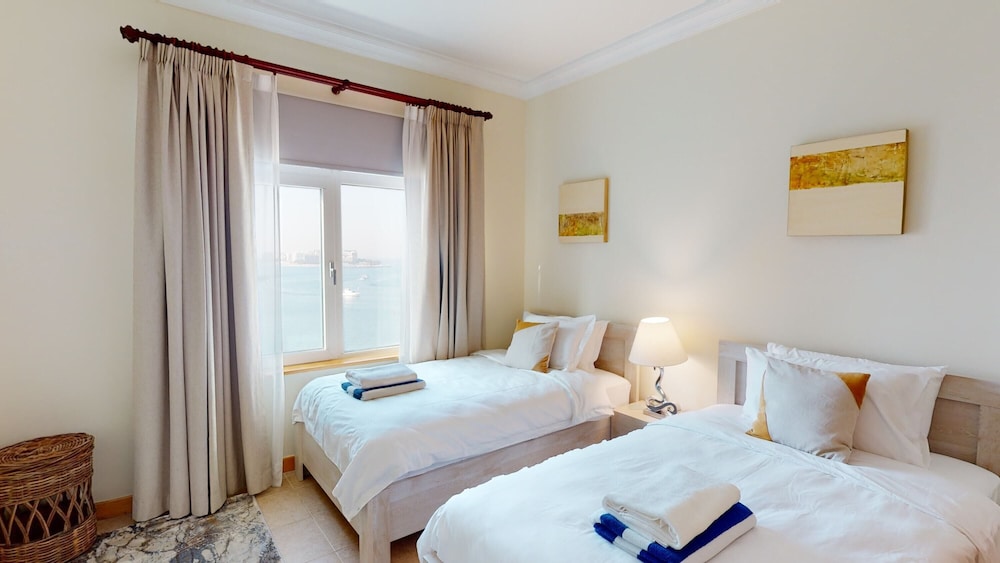 Al Dabas Beach Views 3BD Sleeps 6 Beachfront Beach Pool Access