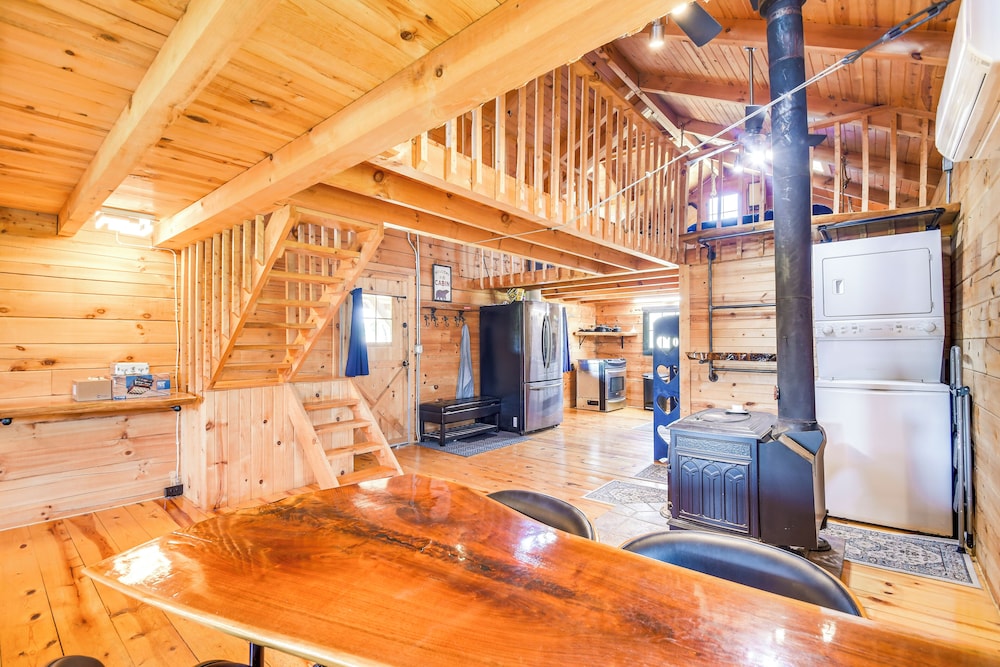 Bellevue Log Cabin w/ Gas Grill & Creek Access