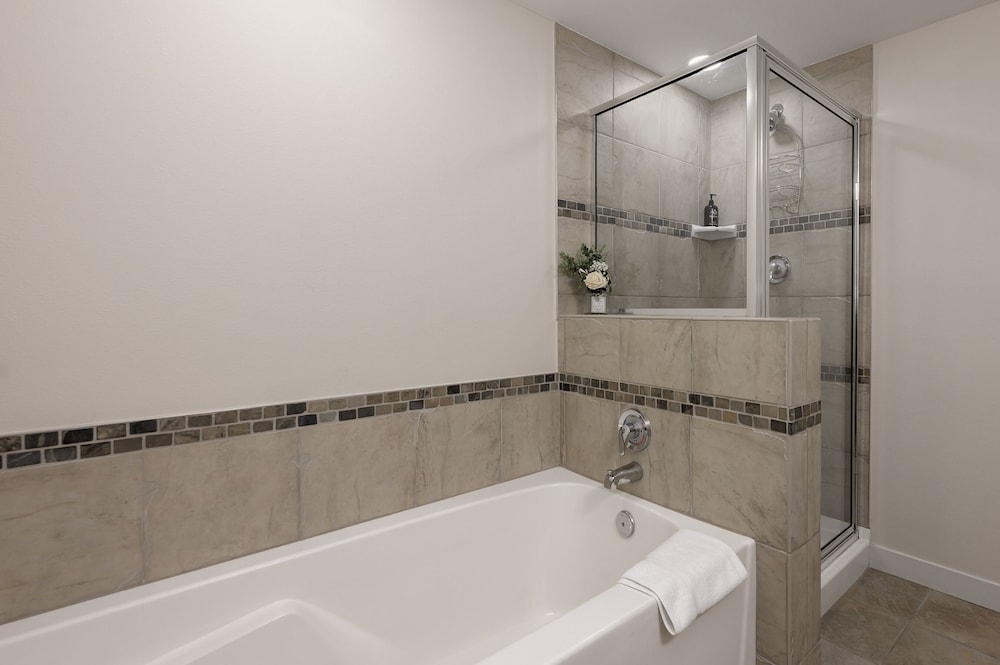 Founders Pointe 1 bedroom Condo by RedAwning