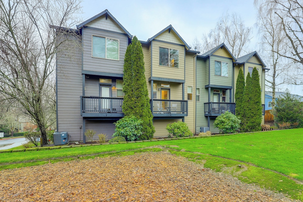 Walk to Mcmenamins Edgefield: Inviting Townhome!