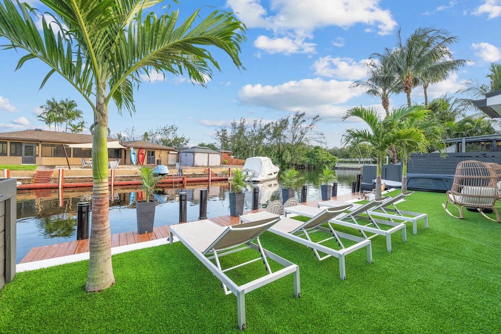 Tropical Waterfront Oasis with Hot Tub Jacuzzi