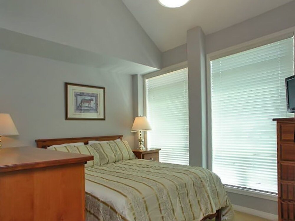 Sunset Waterfront Resort by KVR - Image 4