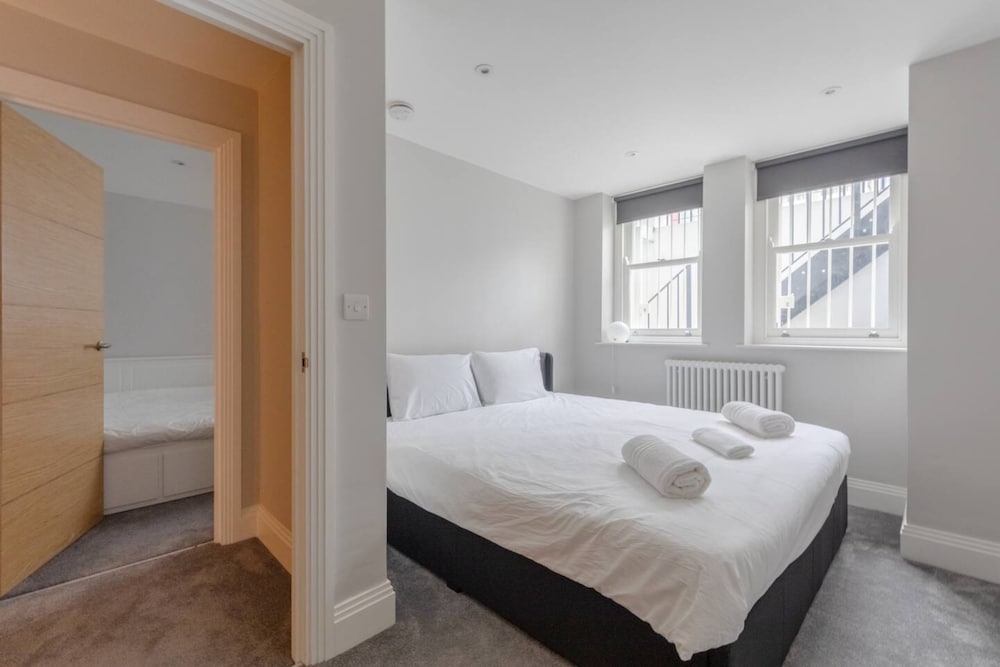 Chic & Spacious 2BD Flat -2 Mins to Baron's Court