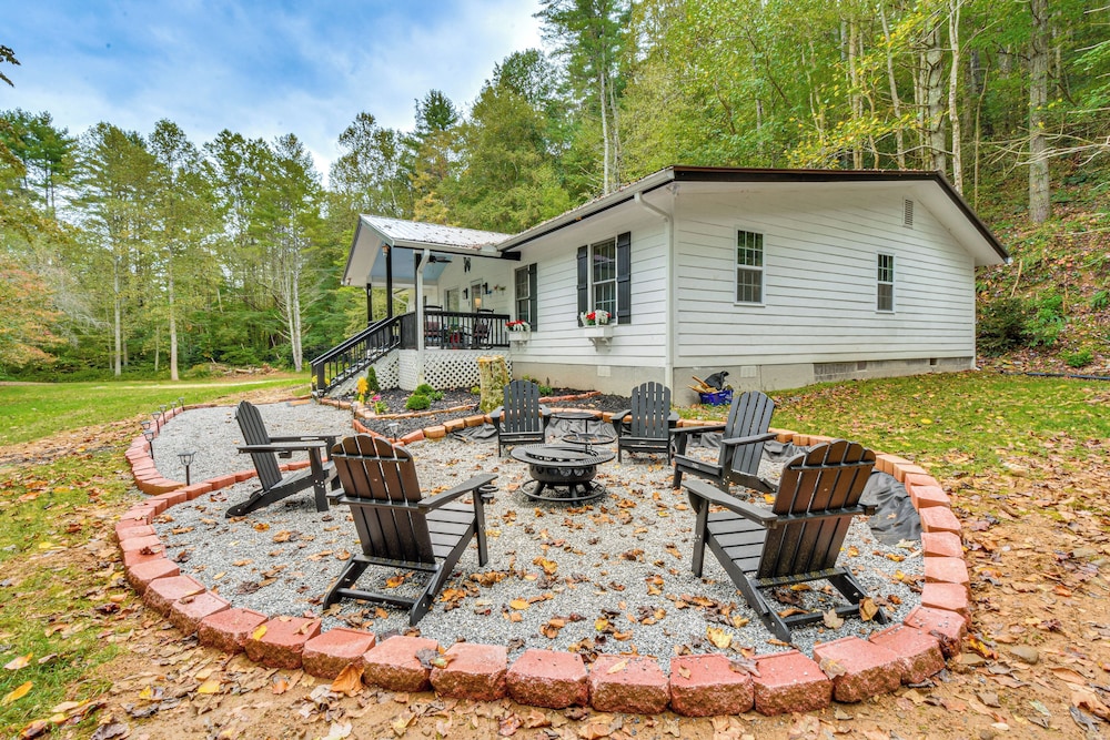 Creekside Cottage w/ Hot Tub: 8 Mi to Lake Chatuge