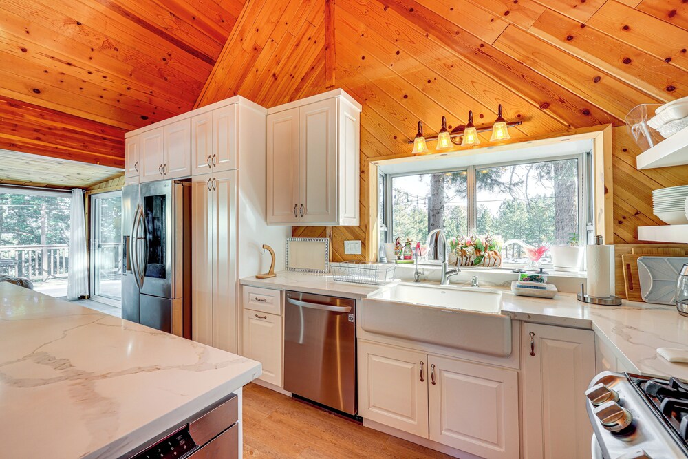 Wraparound Deck & Grill: Wrightwood Cabin Near PCT