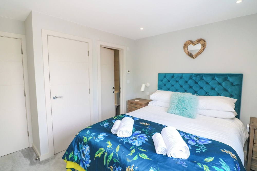 2 De Courcey House