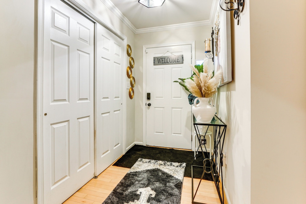 < 2 Mi to Dtwn Hagerstown: Townhome w/ Fireplace