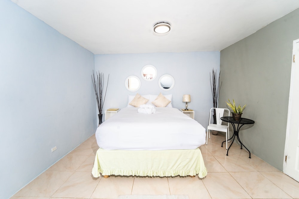 Skyline Suites 2 Queen bedroom 2 Condo by RedAwning view 4