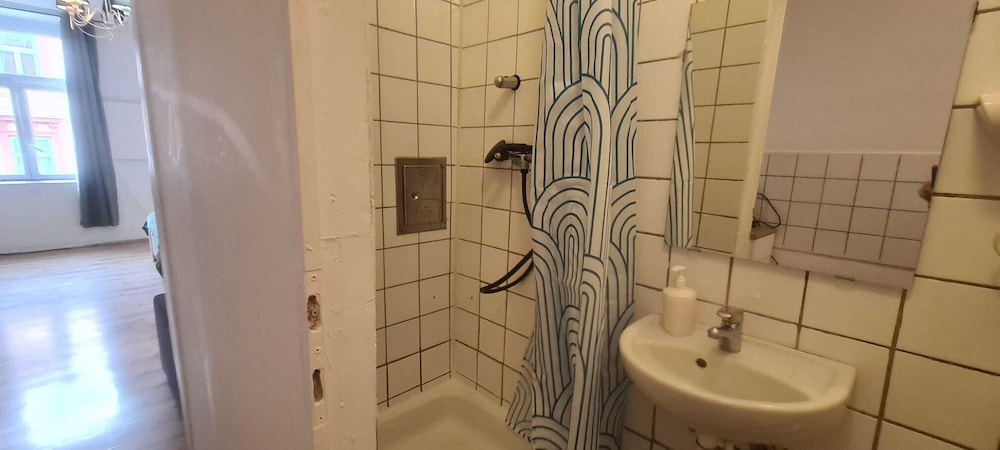 2BR Apartment 10 Min Walk to Westbahnhof