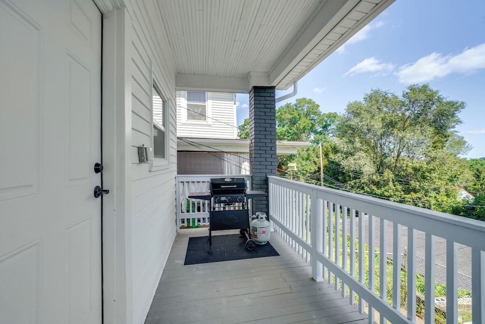 4 Mi to Dtwn: Pet-friendly Home in Pittsburgh