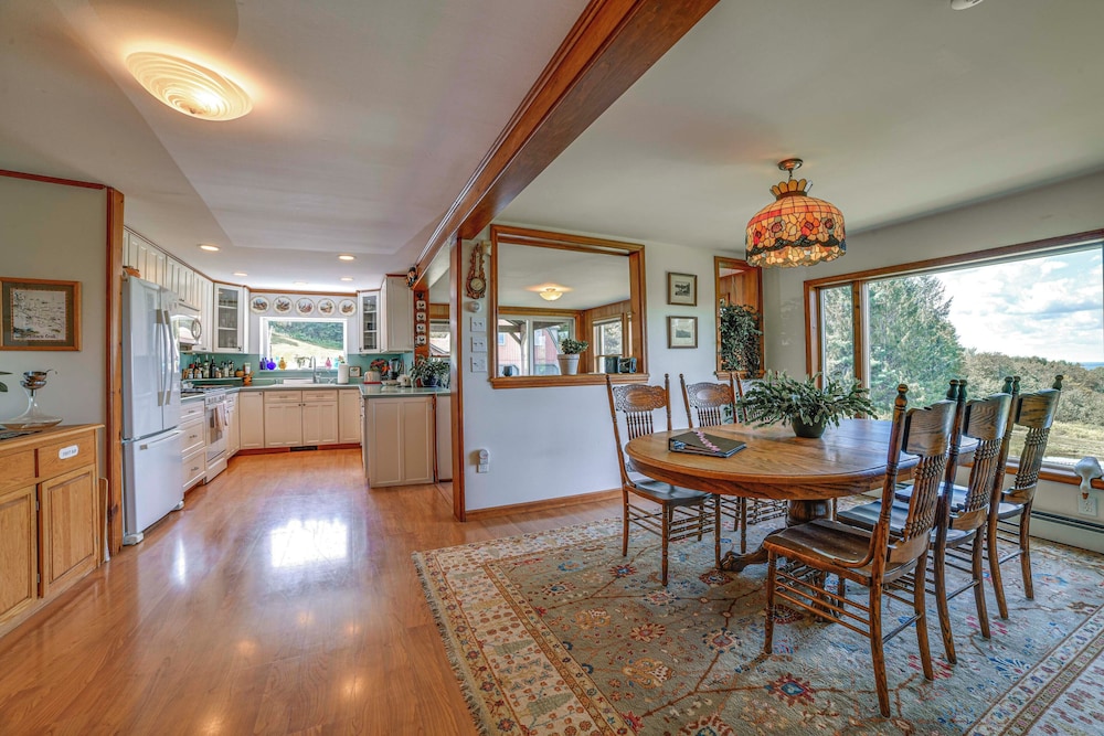 Serene Home w/ Deck, Pond & Mtn Views in Jefferson