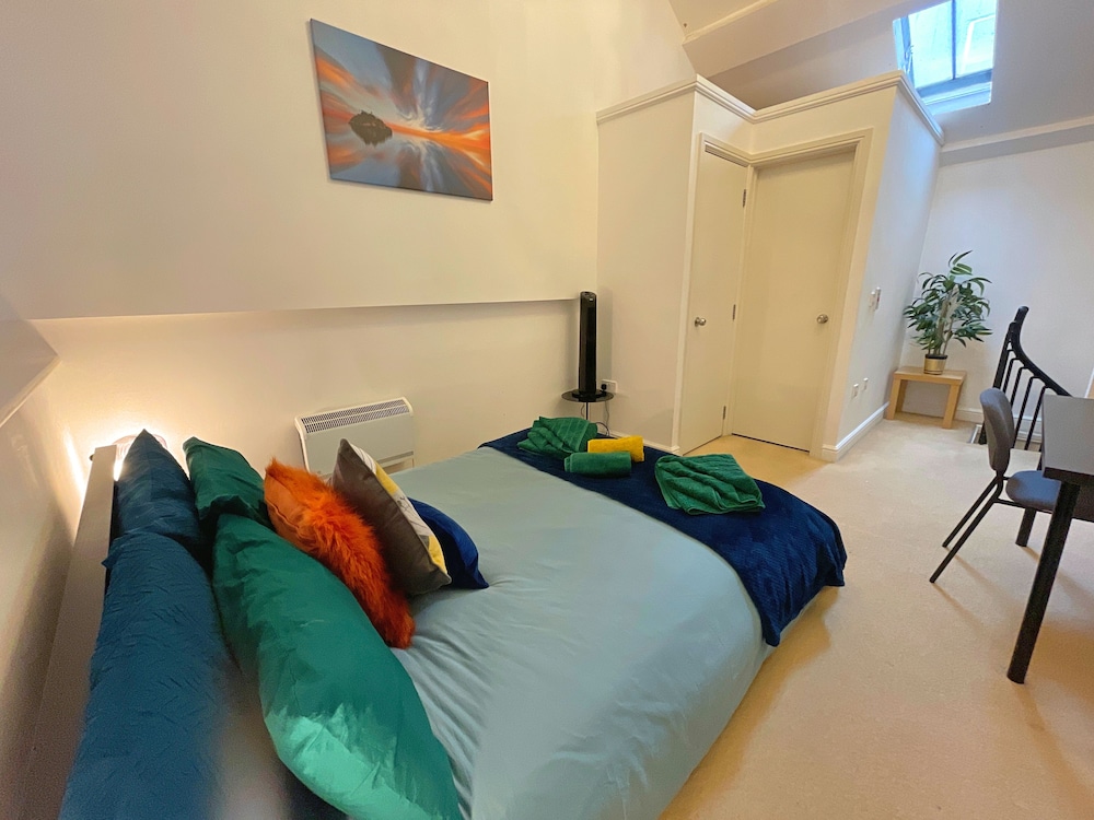 Vibrant Loft Apartment in Grade II Listed Building view 5