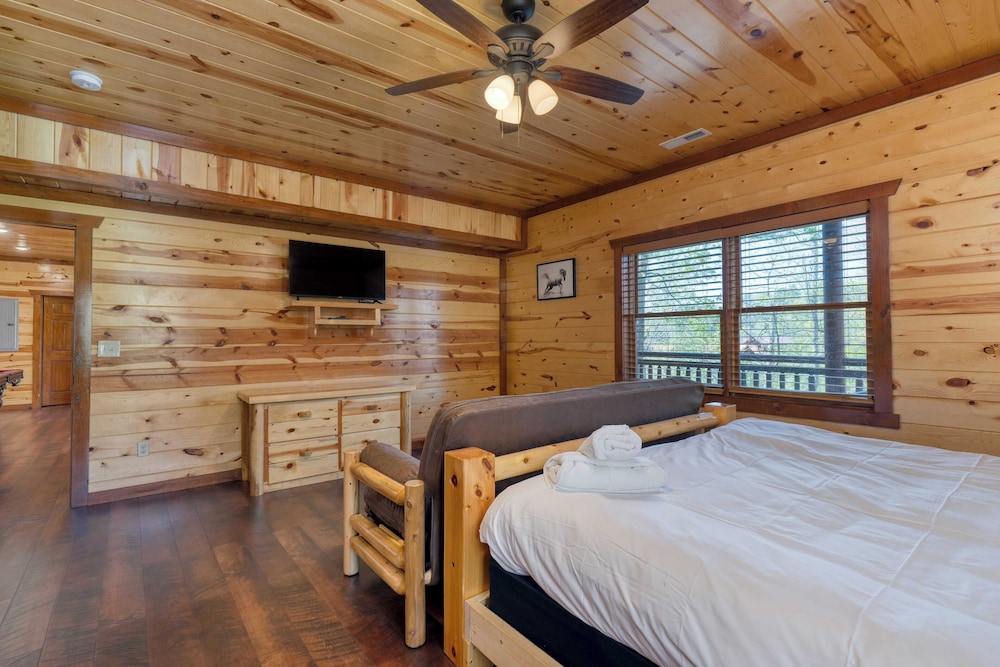 Dolly's Lodge by Avantstay Sleeps 28 - Luxe Smokies Cabin Game Room, Hot Tub, Views, Near Attractions