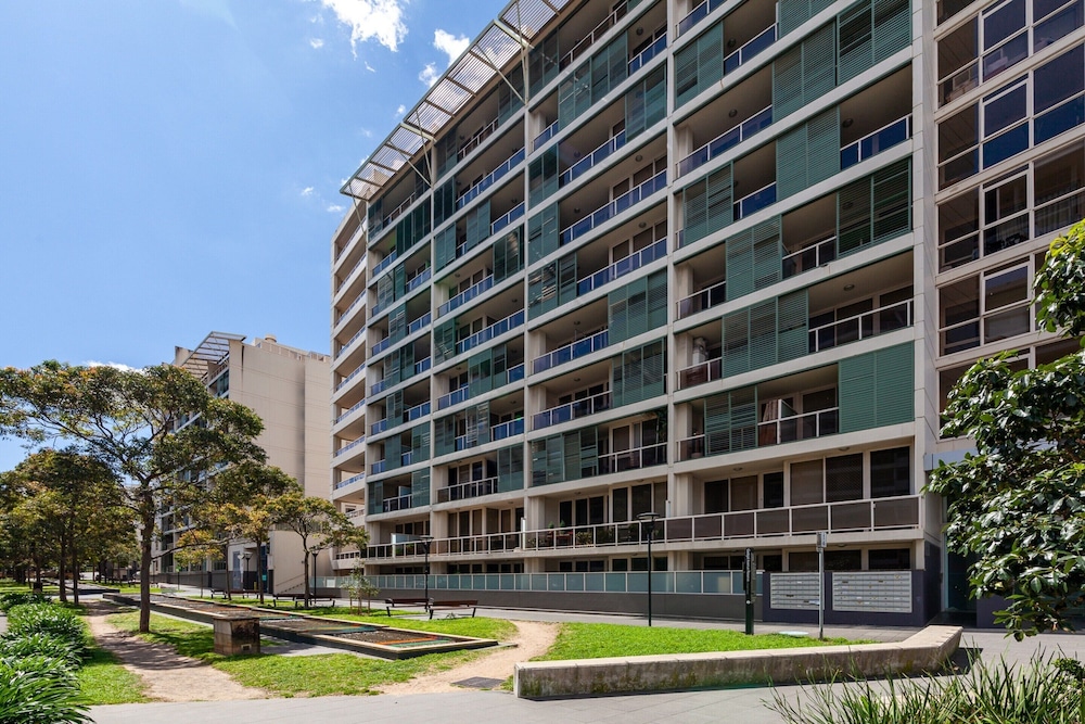 Inner-city Stay With Pool and Gym Access