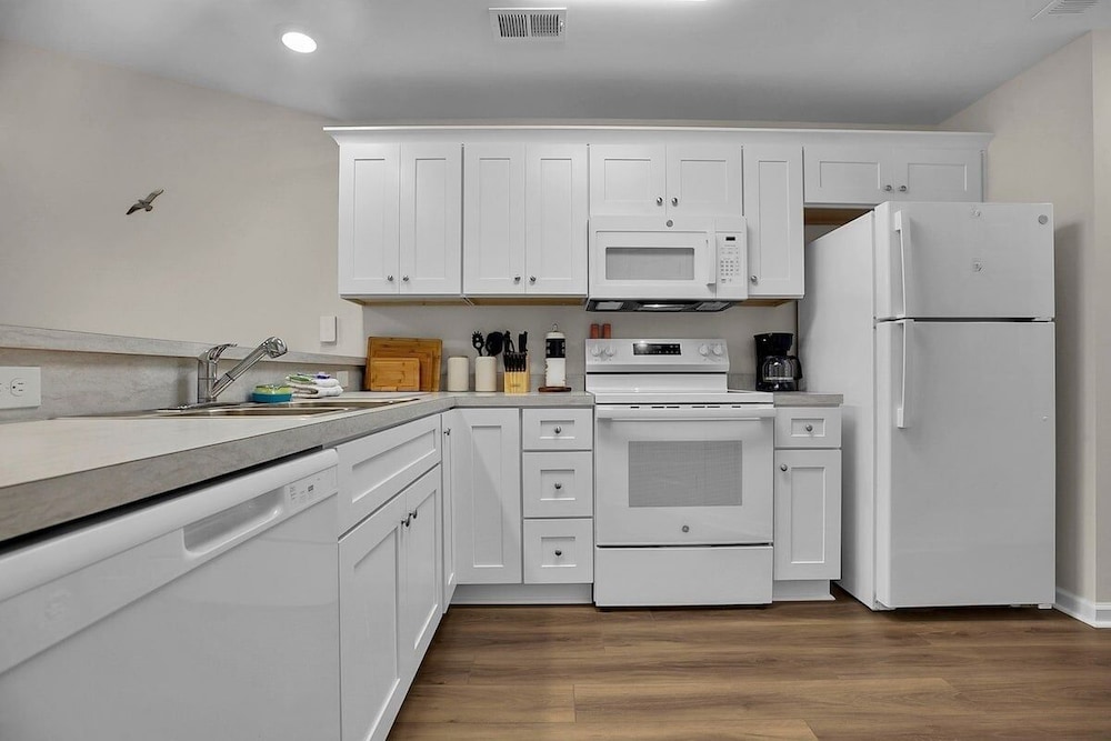 River Oaks 30h 2 Bedroom Condo