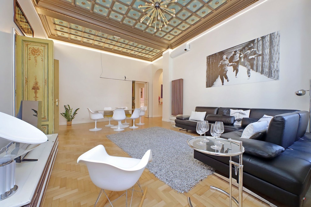 Rare Large and Elegant Rome Apartment in Prati Neighborhood Perfect for Families or Friends