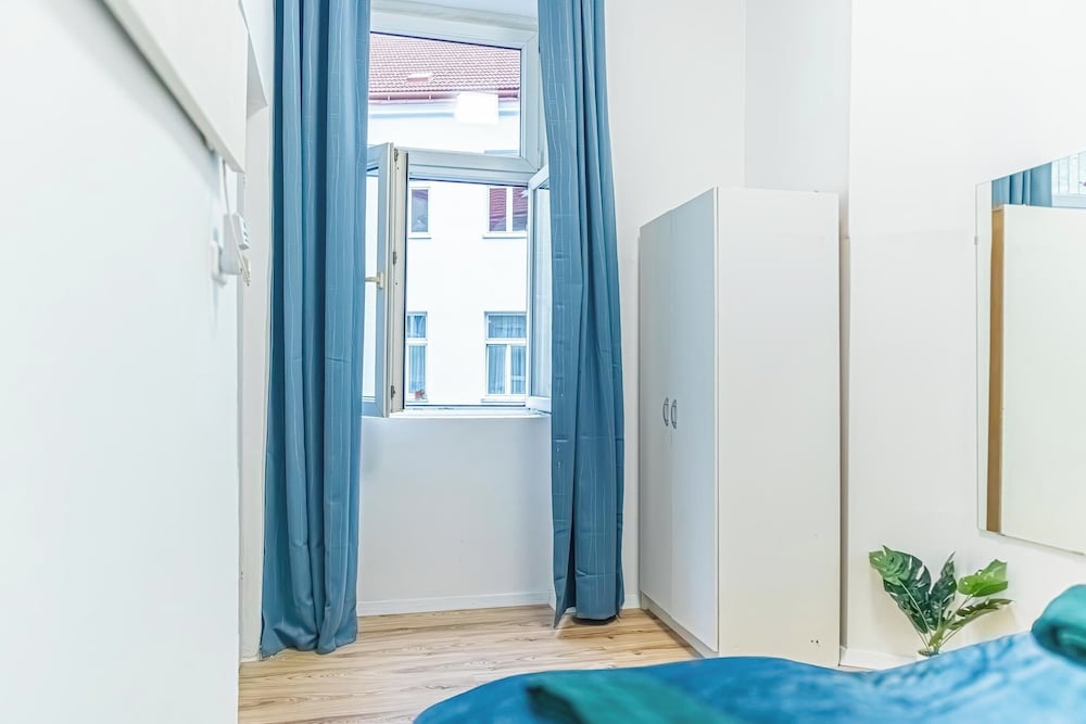 Elegant 2BR Apt Steps from Westbahnhof