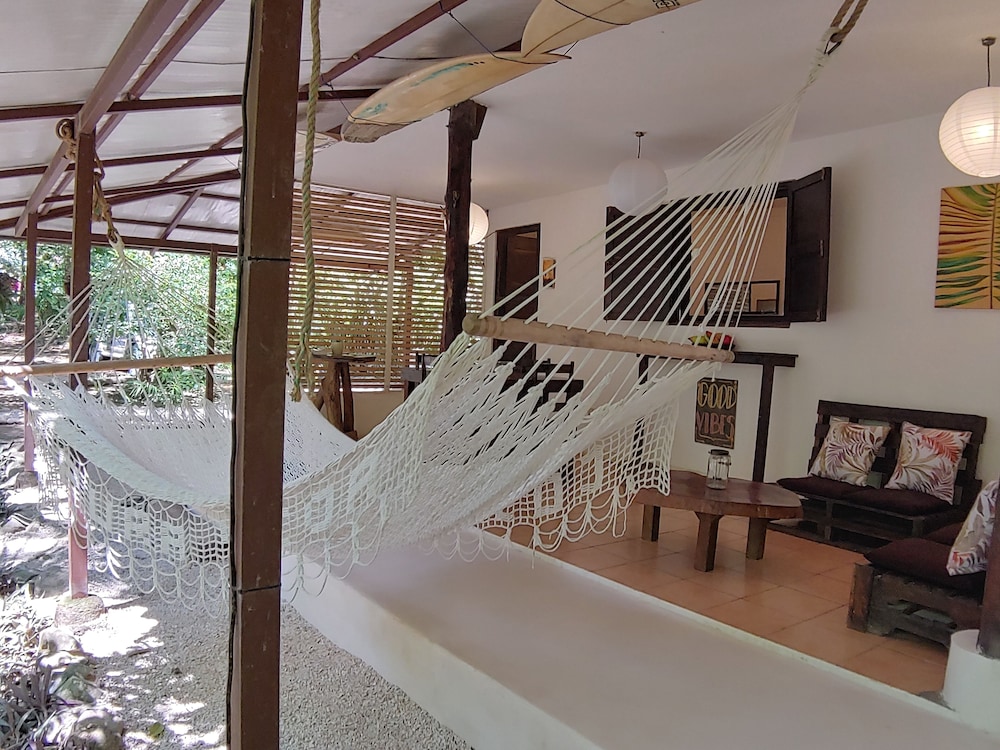 Colibri Surf House & Flats