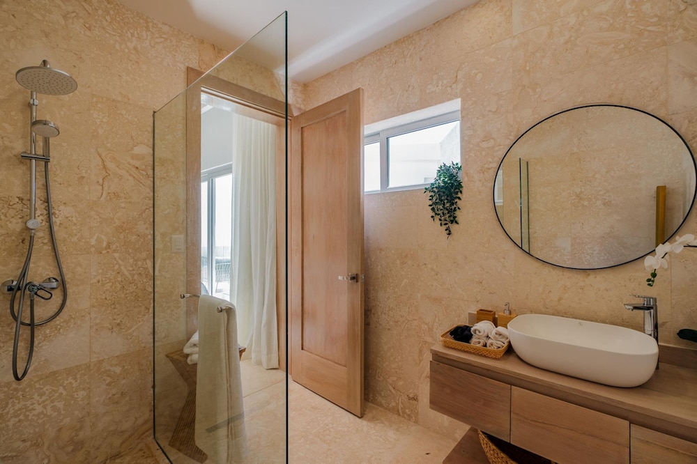 Modern 6 BDR Golf Front Villa in Luxury Beach Resort w Pool and Heated Jacuzziz