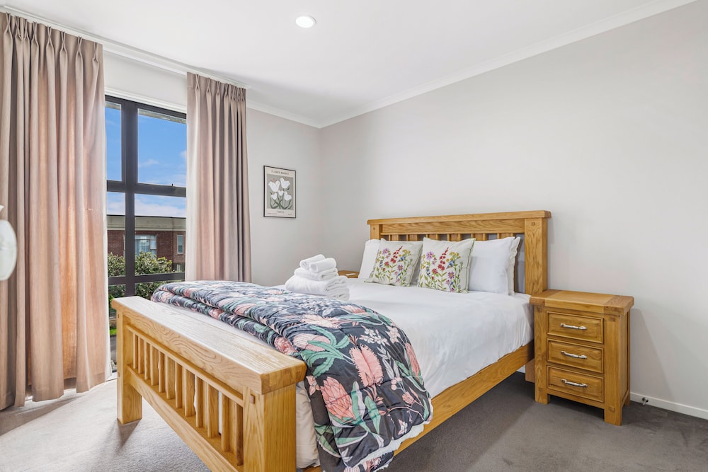 Comfy 4BR Home w/ Mt. Wellington View Zodiak Stays