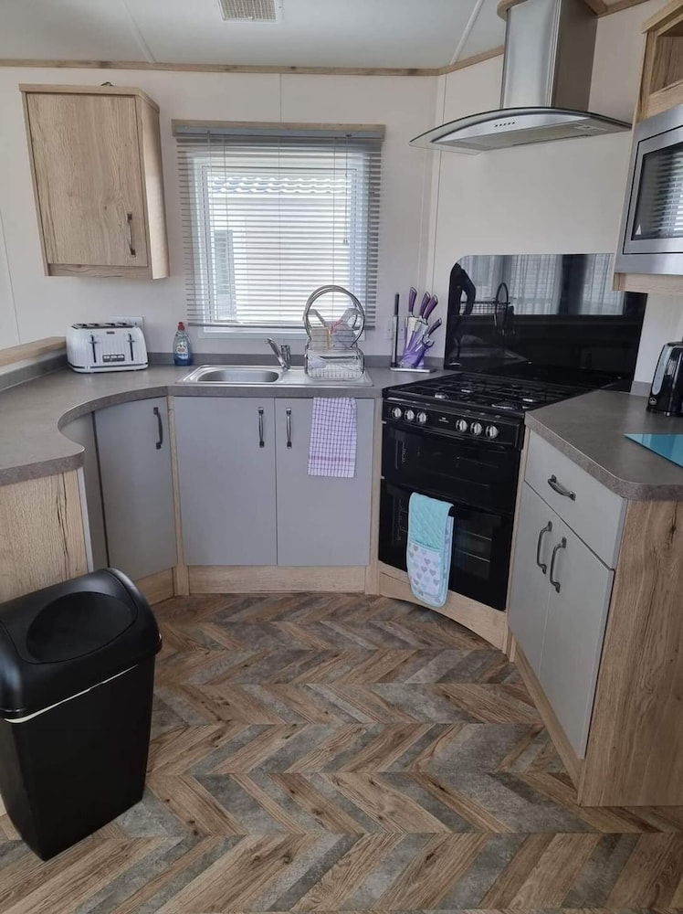 Stunning 2-bed Caravan in Prestatyn dog Friendly view 5