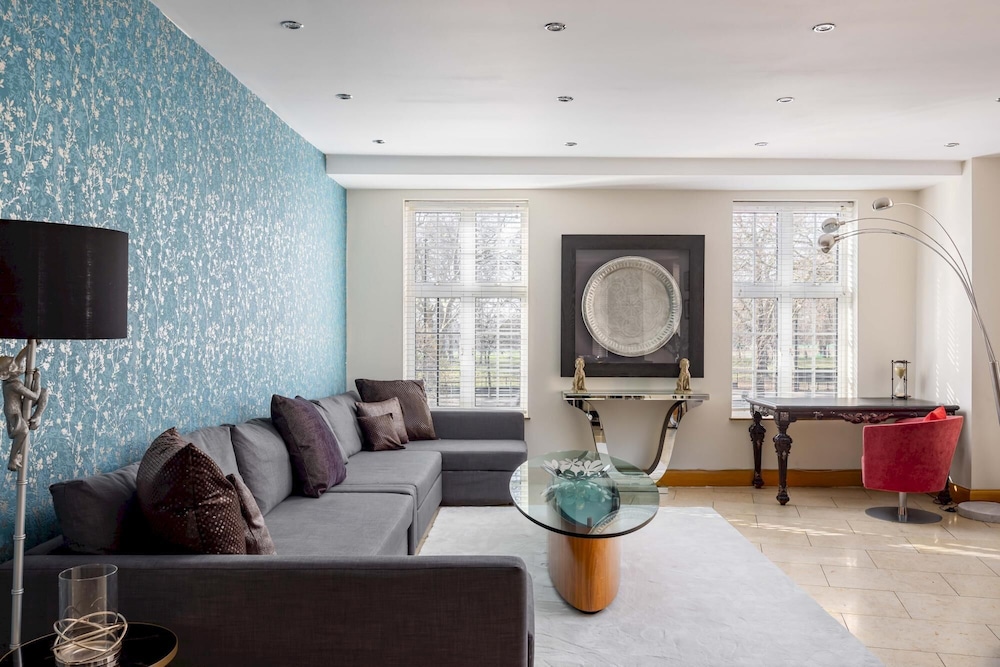 Park Lane 4-bedrooms Spacious Mayfair Family House