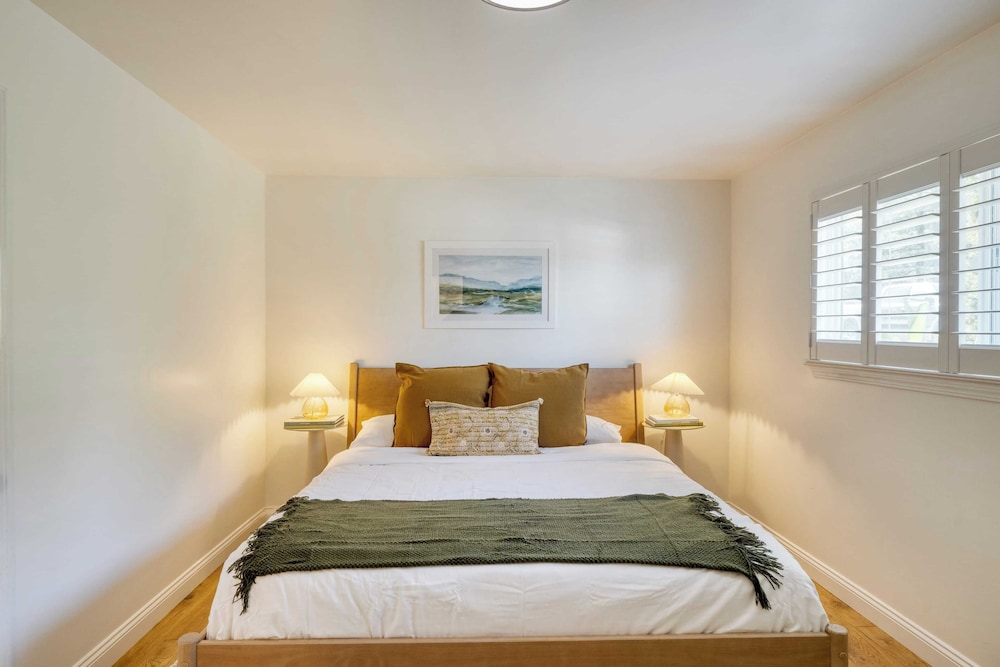 Modern Sonoma Stay w/ Spacious Deck, Views & Prime Location Bennett