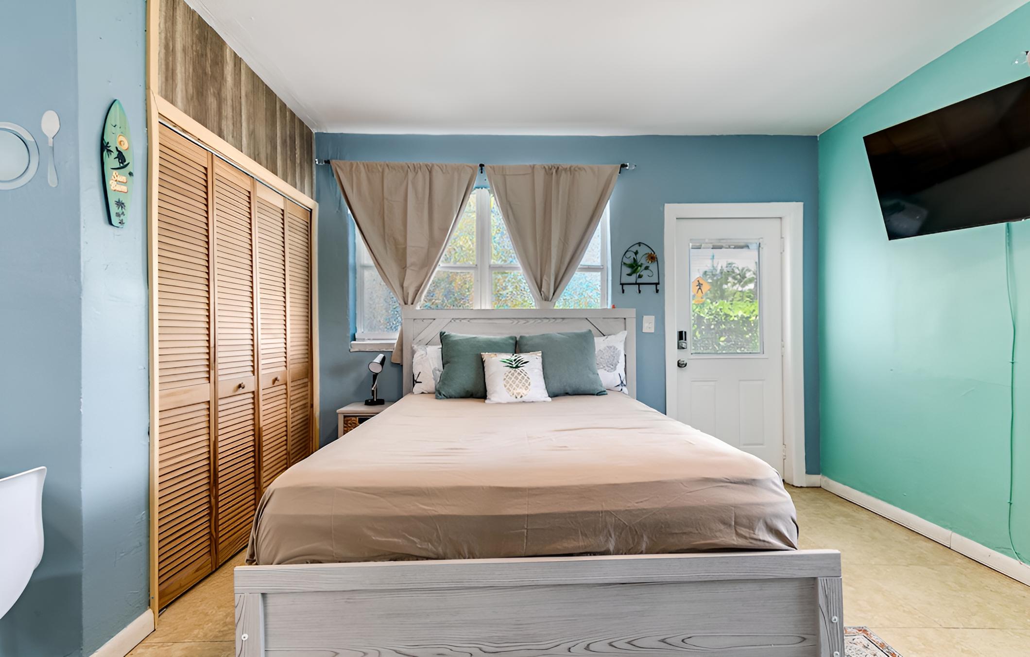 Studio Townhouse 2 blocks from Beach - Image 1