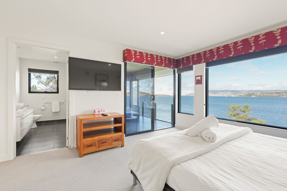 Waterfront Home - Gorgeous Views - 2 Bed