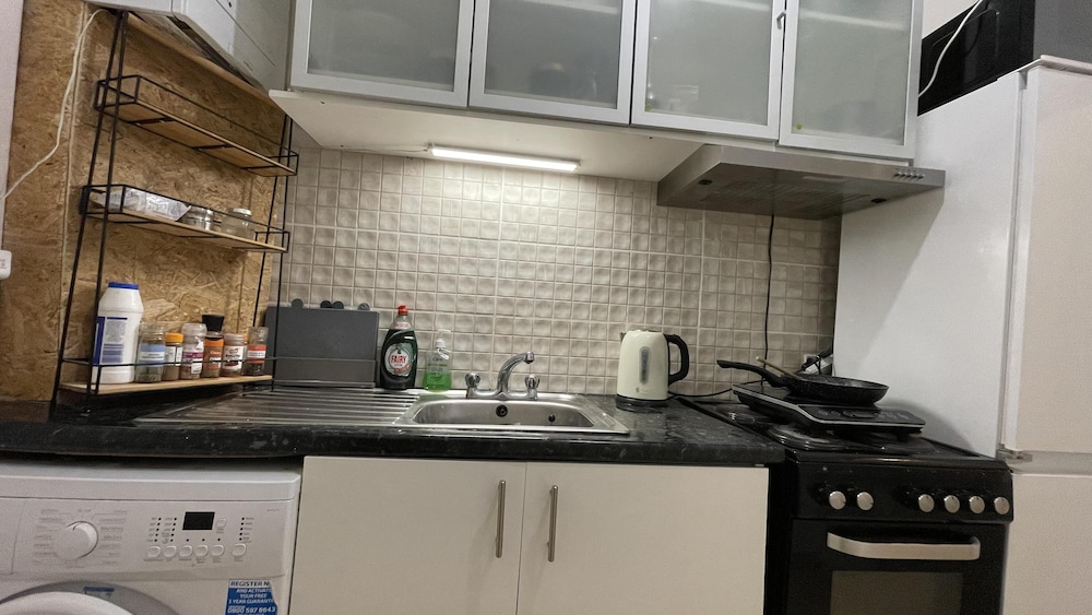 Lovely Flat Near Train Station and Central London
