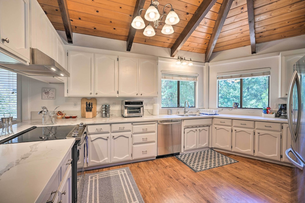 Deck & Grill: Camino Home in Wine Country! view 4