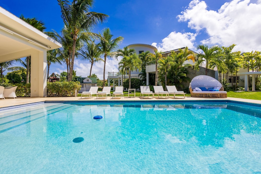 Villa Desiree 5BR Cocotal Luxury Villa Pool Maid