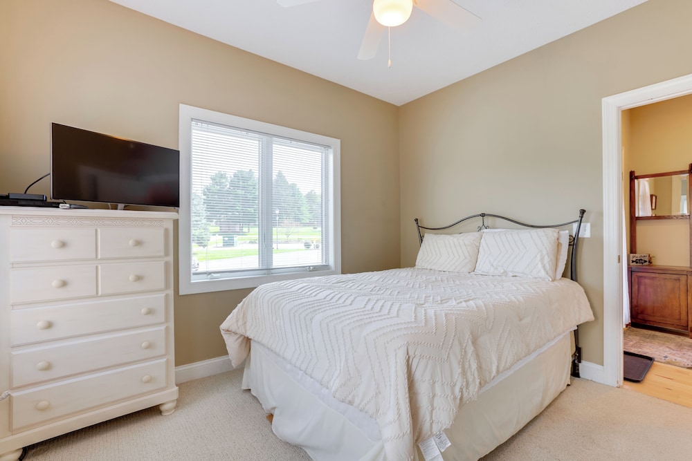 < Half-mi to Lake: Townhome w/ Hot Tub in Mchenry!