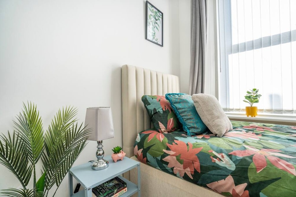 Spacious 3 Bed Flat-free Parking