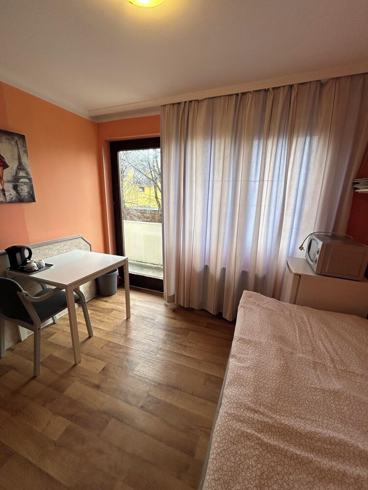 2-Rent Group Hostel Rooms AUB162