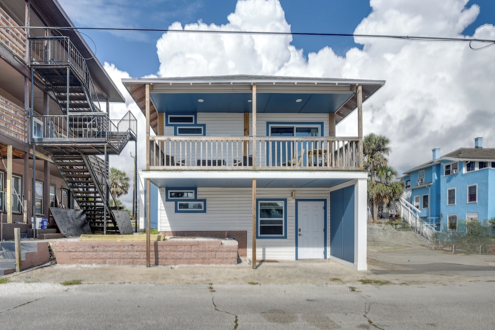 Walk to Daytona Beach & Boardwalk: Apt w/ Balcony